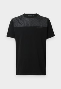 T-shirt preta de manga curta com painel texturizado cinza na parte superior frontal, logótipo detalhado e decote redondo.