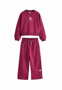 Bordeaux-coloured huppari ja siihen sopivat verkkarit, valmistettu pehmeästä kankaasta. Hupparissa on ribbireunat ja logo; verkkareissa on joustava vyötärö ja taskut.