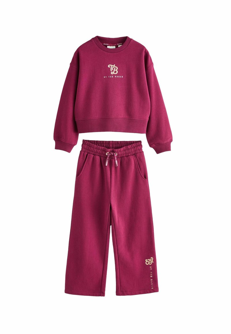 Bordeaux-coloured huppari ja siihen sopivat verkkarit, valmistettu pehmeästä kankaasta. Hupparissa on ribbireunat ja logo; verkkareissa on joustava vyötärö ja taskut.