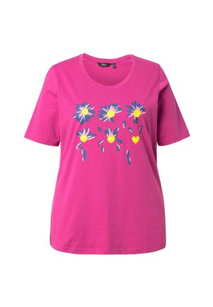 Camiseta rosa de manga corta con un diseño floral de margaritas azules y amarillas y corazones. Hecha de algodón suave con cuello redondo.