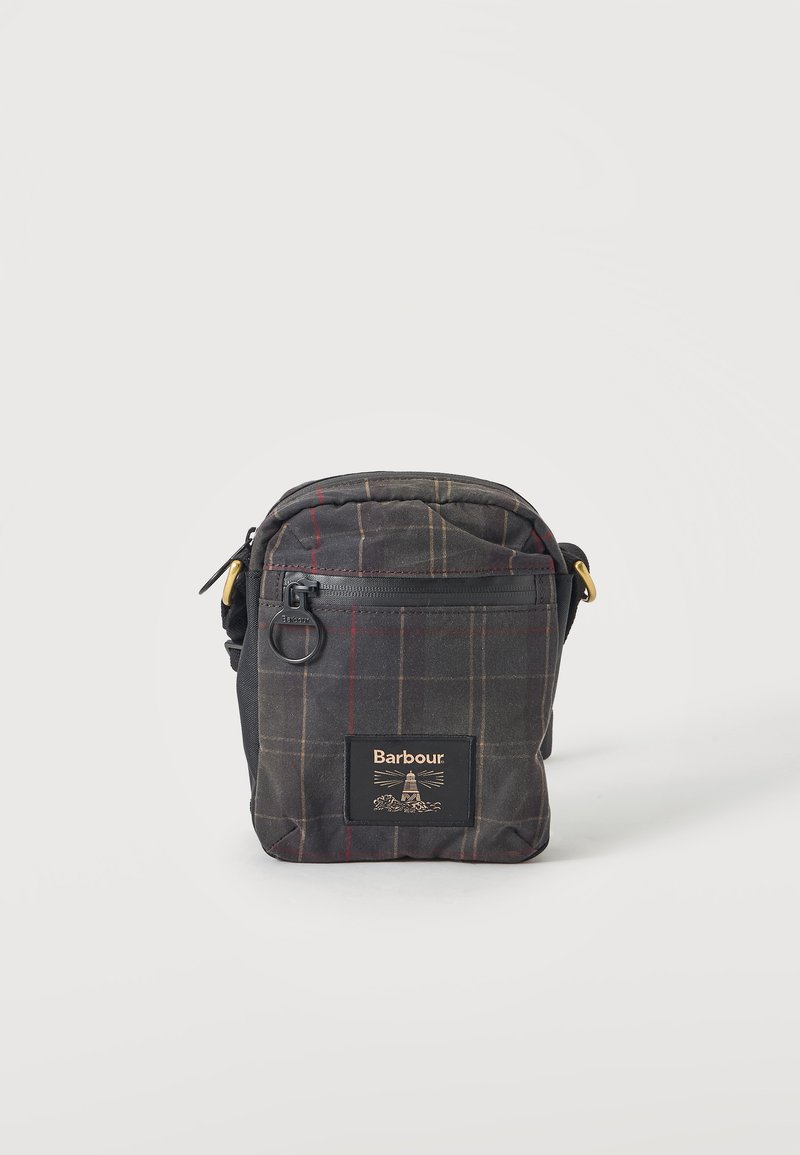 Μικρή μαύρη και γκρι καρό τσάντα ώμου Barbour με μπροστινή τσέπη με φερμουάρ και χρυσές λεπτομέρειες σε μονόχρωμο φόντο.