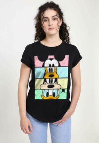 Černé tričko s grafickým potiskem kreslených postaviček Goofyho, Donalda Duka a částečného Mickeyho Mouse, na pozadí barevných pruhů.