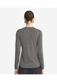 Grå langærmet top lavet af blødt stof, med en rund halsudskæring og en afslappet pasform, med en lige kant og subtile ribbede detaljer.