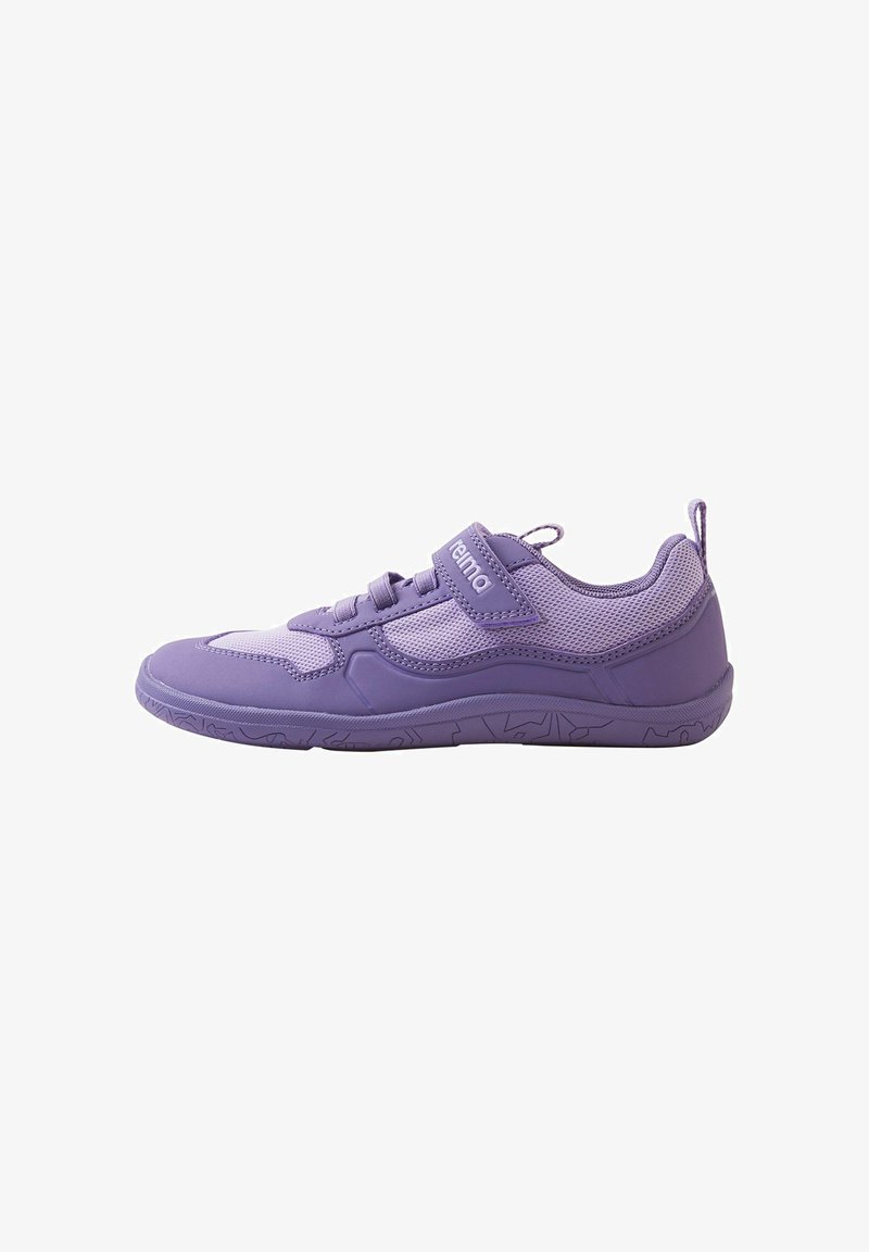 Baskets de sport violettes avec dessus en mesh et synthétique, bride auto-agrippante, languettes à l'avant et au talon, et semelle en caoutchouc à motifs.