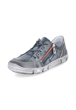Casual versleten grijze sneaker met blauwe veters, rode rits aan de zijkant en witte zool met bedrukte tekst en patronen.