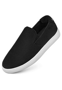 Czarny sneaker wsuwany z oddychającą siateczką na cholewce i białą gumową podeszwą, ustawiony pod kątem, aby pokazać widok z boku i z góry.
