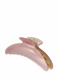 Grote roze haarspeld van kunststof; met een gebogen ontwerp en een glanzende afwerking, en gouden accenten aan de binnenkant voor grip.