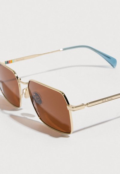 Ochelari de soare cu ramă metalică aurie și lentile rectangulare maro. Templurile au o culoare albastru deschis cu un detaliu în dungi multicolore.