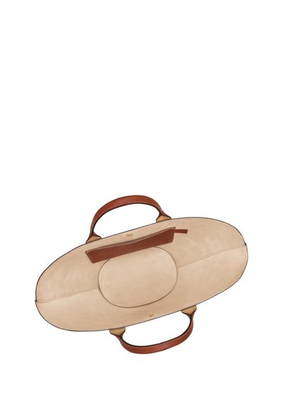 Oval-förmige Tasche aus beigem Wildleder mit braunen Ledergriffen. Verfügt über eine glatte Textur, eine flache Tasche und ein Detail aus goldfarbenem Metall.