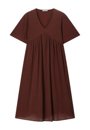 Robe midi marron à manches courtes avec un décolleté en V profond et un détail froncé à la taille, réalisée en tissu léger et texturé.