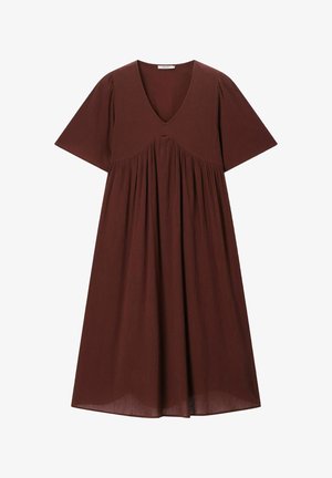 Robe midi marron à manches courtes avec un décolleté en V profond et un détail froncé à la taille, réalisée en tissu léger et texturé.