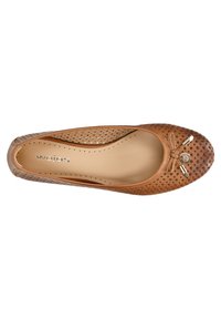 Hellbraune, durchbrochene Leder-Ballerinas mit einer Schleifen-Akzentuierung und subtilen metallischen Details. Weiches Innenfutter und runde Zehenform.