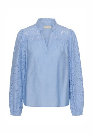 Lichtblauwe blouse met een hoge halslijn, zachte stof en lange mouwen met fijne kanten details op de mouwen.