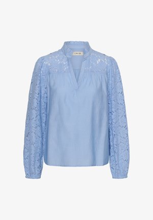 Blusa azzurro chiaro con scollo alto, tessuto morbido e maniche lunghe con delicati dettagli in pizzo sulle maniche.