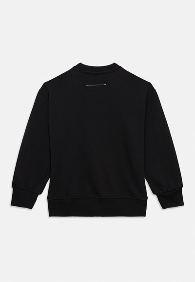 Felpa nera a maniche lunghe con scollo rotondo, polsini e orlo a coste, vista dal retro su sfondo bianco.