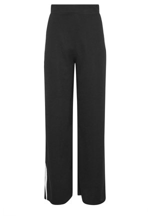 Pantalones de pierna ancha negros, hechos de una tela suave, con una cintura elástica y aberturas laterales, que presentan rayas blancas a lo largo de las costuras exteriores.
