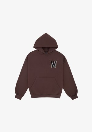 Sweat à capuche marron foncé avec une poche kangourou à l'avant et un grand logo "W" en noir et blanc sur la poitrine gauche.