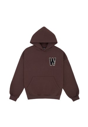 Sweat à capuche marron foncé avec une poche kangourou à l'avant et un grand logo "W" en noir et blanc sur la poitrine gauche.