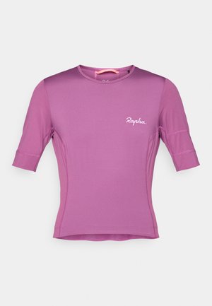 Maillot de cyclisme à manches courtes violet en tissu extensible, avec un col rond et un logo "Rapha" sur la poitrine. Détails de couture sur les manches.