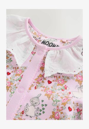 Rózsaszín pamut ing fehér fodros gallérral, elöl gombos záródással, és virágmintákkal, amelyek szíveket és mesefigurákat ábrázolnak.