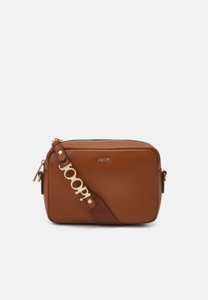 Sac bandoulière rectangulaire en cuir marron avec fermeture éclair dorée et large sangle en tissu avec des lettres dorées "JOOP!".