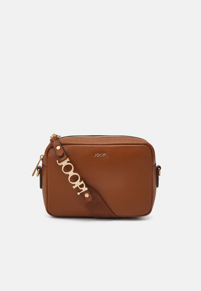 Sac bandoulière rectangulaire en cuir marron avec fermeture éclair dorée et large sangle en tissu avec des lettres dorées "JOOP!".