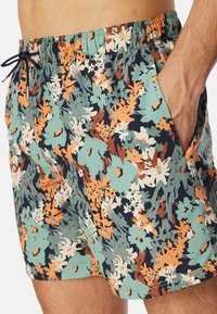 Bloemen zwemshorts in een mix van teal, marineblauw en oranje. Voorzien van een elastische tailleband, een verstelbaar koord en zijzakken. Glad textuur.
