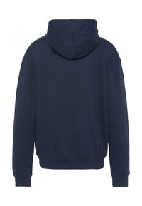 Granatowa bluza z kapturem o dużej pojemności, długimi rękawami oraz ściągaczami na mankietach i dole. Wykonana z miękkiego materiału, cechuje się prostym, nieskomplikowanym wzornictwem.