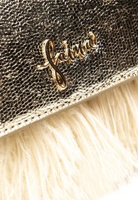 Borsa a pochette con texture dorata, caratterizzata da una superficie metallica e un accento di piume bianche nella parte inferiore. Nome del brand impresso in oro.