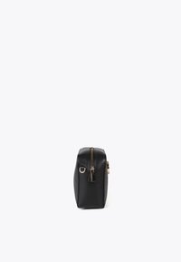 Borsa rettangolare nera con zip superiore e un accento metallico. Lo sfondo bianco semplice enfatizza la forma e la texture della borsa.