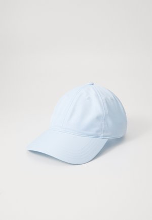 Casquette de baseball bleu clair en tissu doux, avec une couronne arrondie, une visière courbée et des accents brodés. Aucun logo ni motif visible.