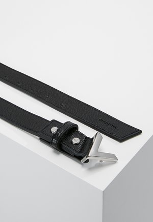 Zwart gestructureerde leren riem met een zilverkleurige V-vormige gesp en het Valentino-logo gegraveerd dicht bij het uiteinde, tentoongesteld op een witte ondergrond.