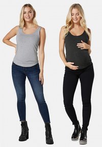 Topuri gri și negre pentru femei, asortate cu blugi skinny albaștri și negri. Topurile au un material moale, decolteu în formă de la scoică și un design care pune în evidență silueta.