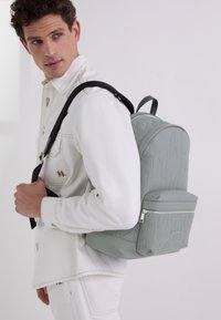 KARL LAGERFELD Hátizsák - mirage grey