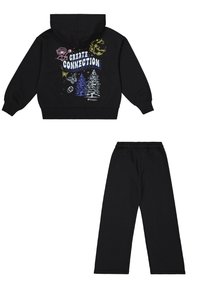 Sudadera de forro polar negra con capucha y gráfico frontal: "CREA CONEXIÓN", que presenta flores, árboles y mariposas. Pantalones deportivos negros a juego.