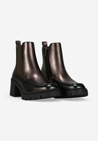 Botines de cuero negro brillante con tacones gruesos, suelas de goma gruesas, cremalleras laterales, paneles elásticos y tiradores en la parte trasera.