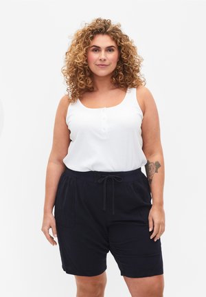Top blanco sin mangas con botones y pantalones cortos navy de corte relajado con cordón y bolsillos, situados en un fondo neutro.