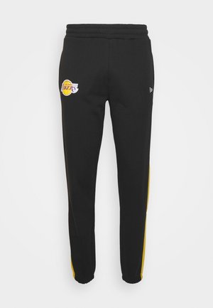 Pantaloni da jogging neri con strisce gialle laterali, logo Los Angeles Lakers sulla coscia sinistra e vita e polsini elasticizzati.