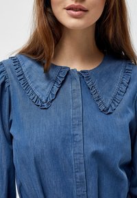 Jeansskjorta med en volang, stor krage, med knäppning framtill och textil med textur i en ljus till medelblå nyans.