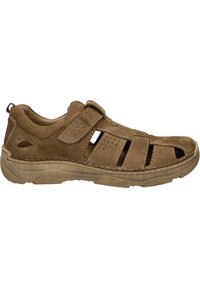 Brązowy zamszowy but z otwartym designem, z wentylacyjnymi otworami, regulowanym paskiem i trwałą gumową podeszwą z teksturowanymi akcentami.