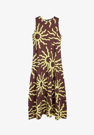 Beżowa sukienka bez rękawów z rozkloszowanym dołem, zdobiona dużymi żółtymi wzorami w słońce i asymetrycznym detalem szwu.