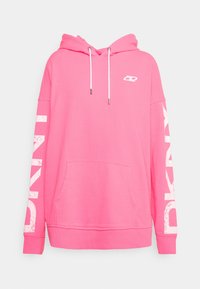 Růžová mikina s kapucí, přední kapsou na ruce, stahovací šňůrkou na kapuci a bílým potiskem loga na hrudi a rukávu. Vyrobena z měkké bavlněné látky.