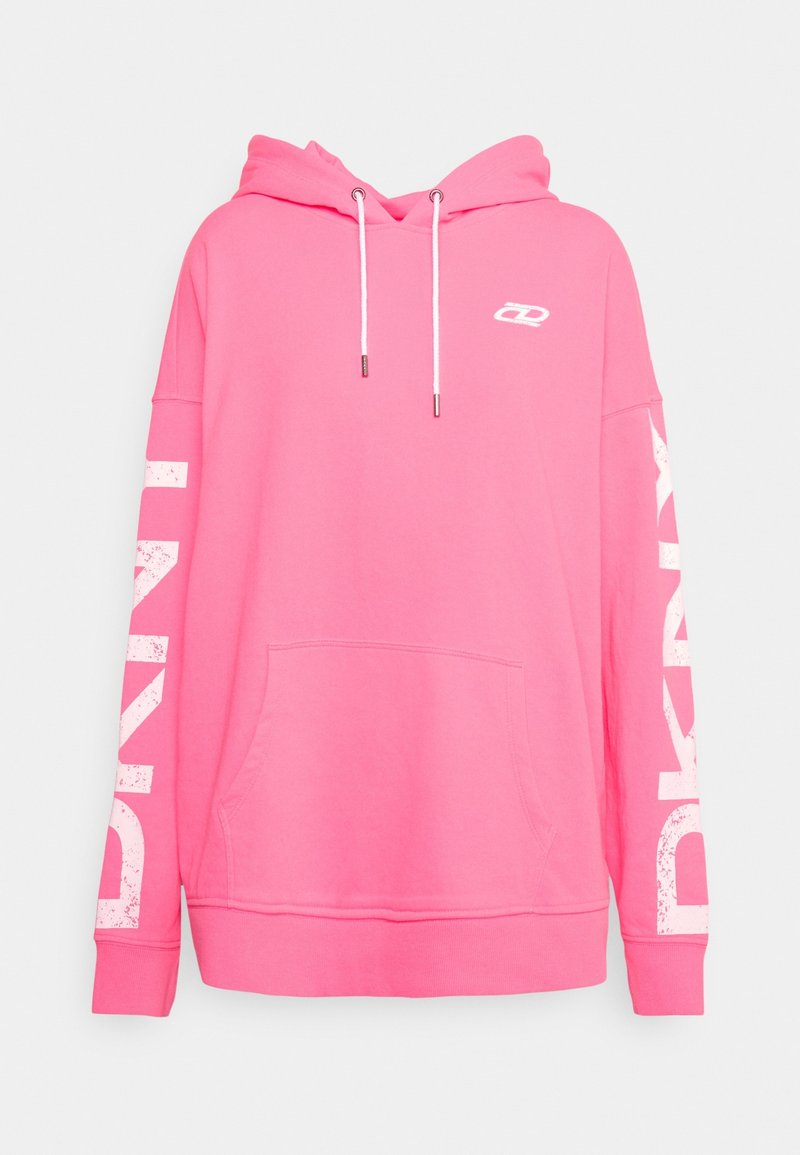 Růžová mikina s kapucí, přední kapsou na ruce, stahovací šňůrkou na kapuci a bílým potiskem loga na hrudi a rukávu. Vyrobena z měkké bavlněné látky.