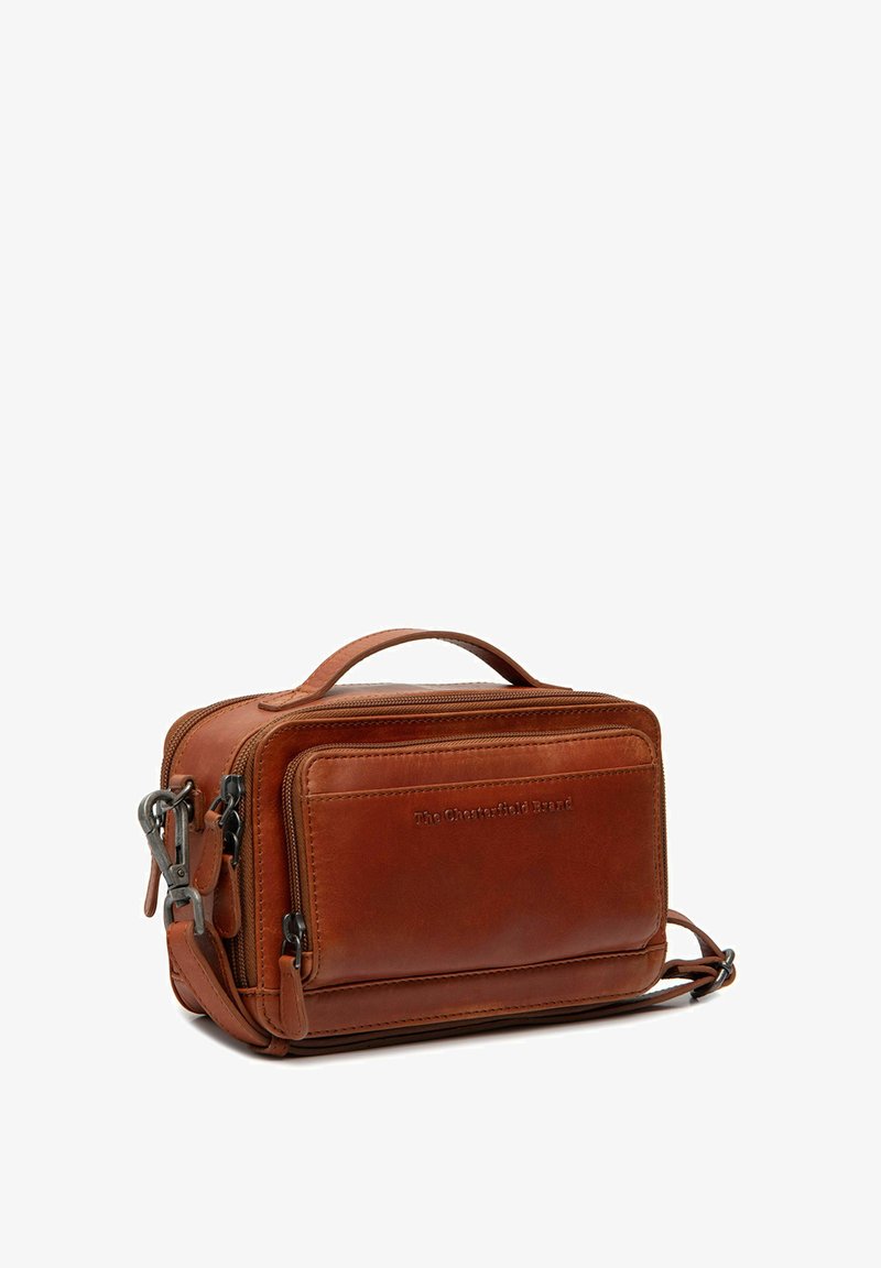 Borsa in pelle marrone con manico superiore, chiusura a zip, tasca anteriore e tracolla removibile. Texture liscia con dettaglio del logo impresso.