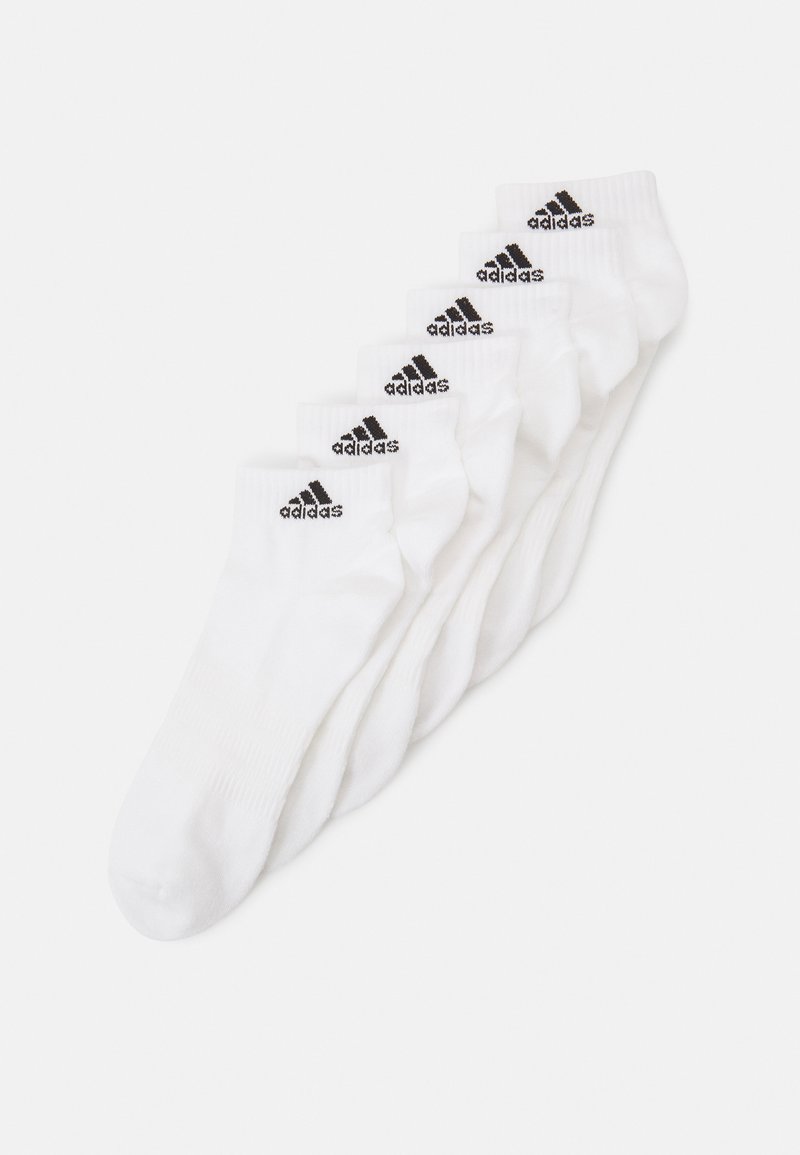 Hvite bomullsbensokker, med svart Adidas-logo på kanten. Enkelt design, myk tekstur, og seks par ordnet på rad.