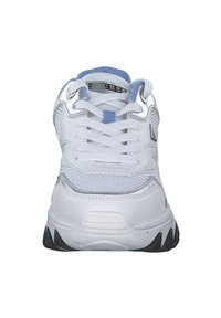 Weißer Sneaker mit einem texturierten Mesh-Obermaterial, silbernen Akzenten und hellblauen Details auf der Zunge. Verfügt über eine dicke Gummisohle.