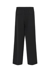 Čierne nohavice s širokými nohavicami a hladkou textúrou, s elastickým pásom a dvoma zadnými vreckami. Jednoduchý dizajn bez viditeľných vzorov.