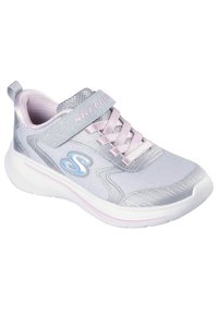 Sneaker Skechers di colore grigio chiaro con accenti rosa. Caratteristiche: tomaia in mesh, motivi testurizzati, chiusura con lacci e Velcro, e suola imbottita.