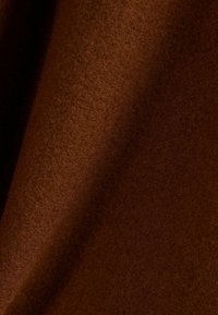 Brązowa tkanina filcowa o miękkiej fakturze, prezentująca gładką, matową powierzchnię oraz subtelną głębię w wariacjach kolorystycznych.