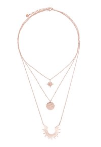 Collana multi-strato in oro rosa con tre catene, decorata con un pendente a stella, un cerchio testurizzato e un pendente a raggio di sole, che mette in mostra un'accurata lavorazione.